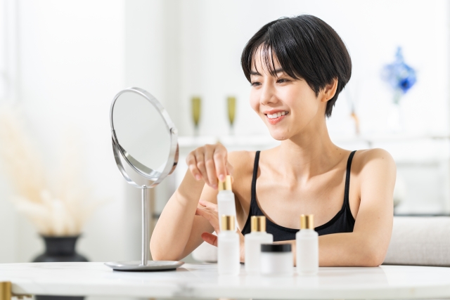 鏡を見るショートヘアの女性